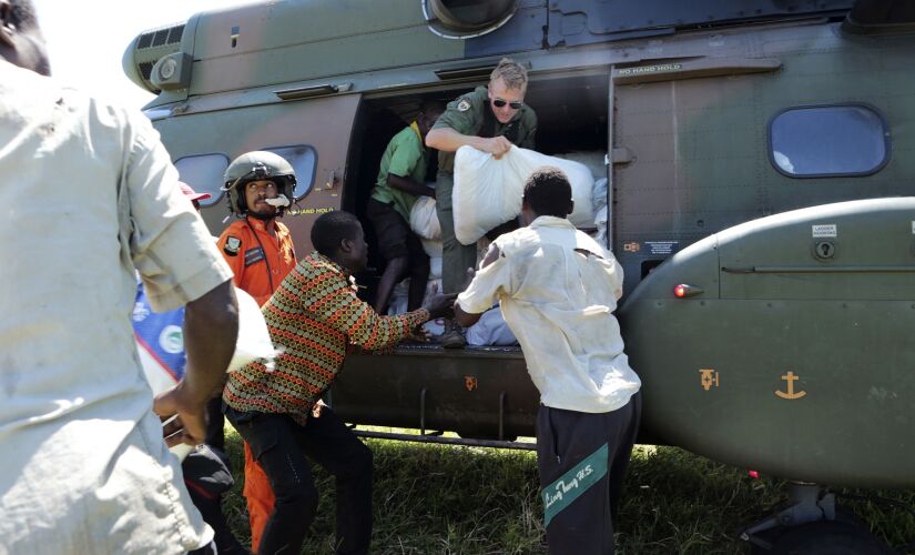 Moradores estão recebendo pacotes com alimentos que são deixados por helicóptero perto de Nhamatanda, em Moçambique