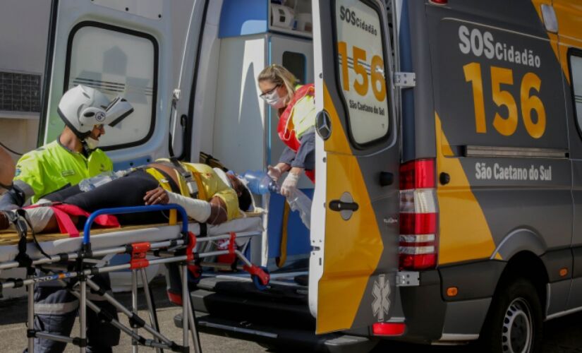 Ambulâncias, motos, bicicletas e veículos de apoio integram a frota para os atendimentos na cidade