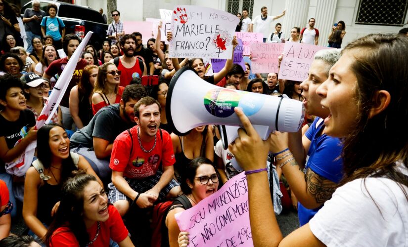 Estudantes promoveram ato contra o golpe militar de 1964  e Bolsonaro em uma das entradas do Mackenzie, em São Paulo