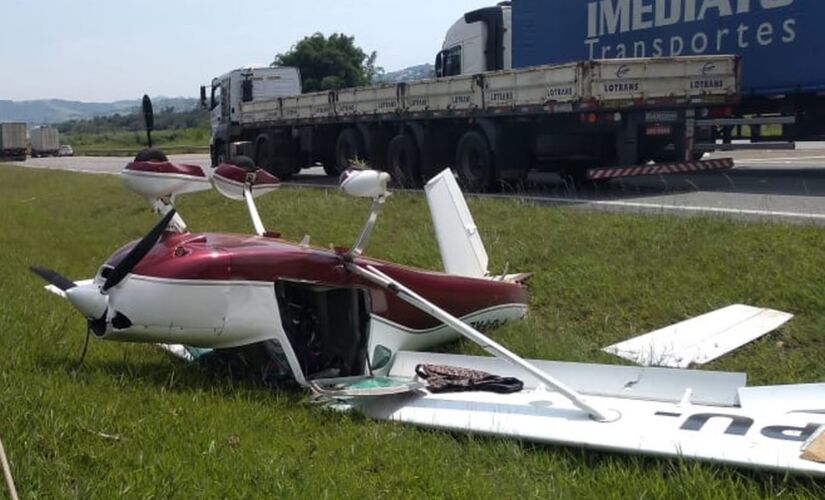 Aeronave saiu do Rio e tentou fazer um pouso de emergência na rodovia Dom Pedro I; os dois ocupantes do avião não se feriram