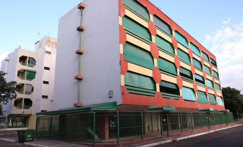 Bras&iacute;lia - Os pr&eacute;dios do bairro Cruzeiro Novo t&ecirc;m os pilotis fechados por grades (Wilson Dias/Ag&ecirc;ncia Brasil)