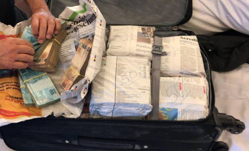 Uma mala com cerca de R$ 800 mil foi apreendida na casa de um dos presos; operação apura supostas fraudes em licitações