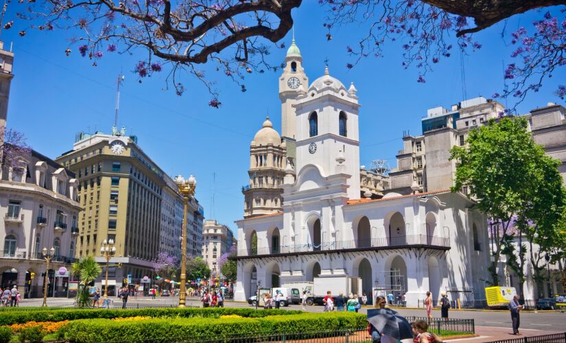 Uma das principais capitais da América do Sul, Buenos Aires, agrada a todos os tipos de público, seja casais em lua de mel, famílias com crianças, grupos de amigos e até mesmo quem viaja sozinho. A língua espanhola e a proximidade com o Brasil facilita o 