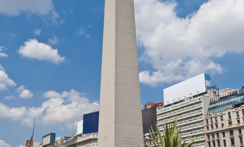 Obelisco
O monumento histórico foi erguido na Praça da República, no cruzamento das avenidas Corrientes e 9 de julio, em comemoração ao 4º centenário da fundação da cidade