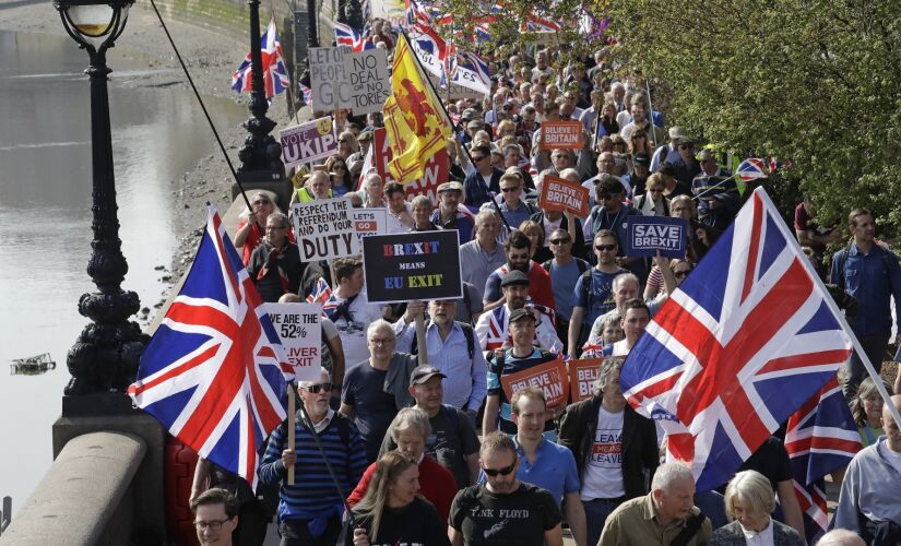 Manifestantes pró-brexit durante a etapa final da 'March to Leave', em Londres, na sexta-feira