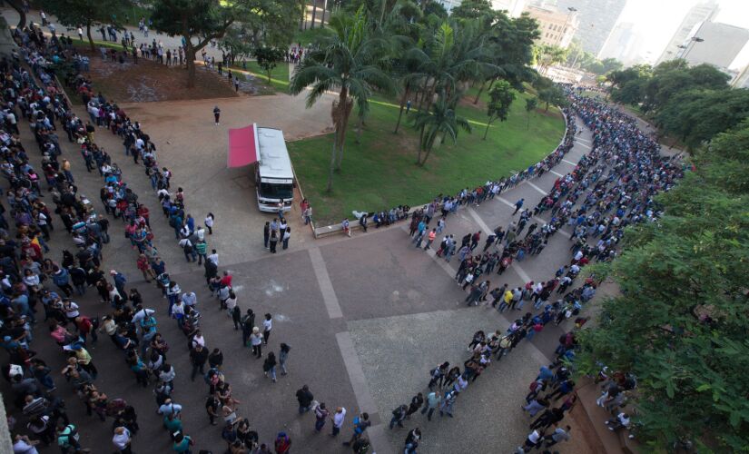 S&Atilde;O PAULO, SP, 26.03.2019: MUTIR&Atilde;O-EMPREGO-SP - Um mutir&atilde;o para ajudar trabalhadores a conseguir recoloca&ccedil;&atilde;o no mercado de trabalho forma uma fila gigante no vale do Anhangaba&uacute;, regi&atilde;o central de S&atilde;o