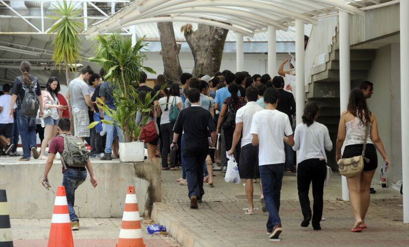 As inscrições para o Enem deverão ser feitas no período de 6 a 17 de maio; participantes que tiveram ou não a isenção aprovada também devem fazer a inscrição para participar do exame