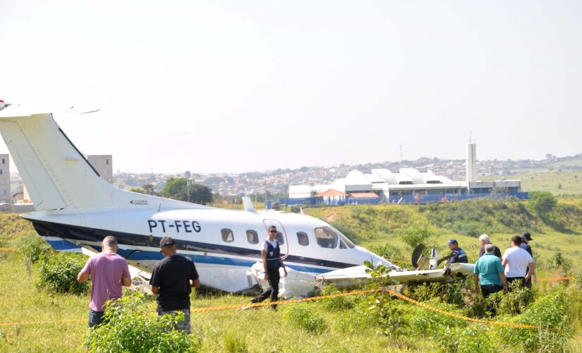 Avião bimotor faz pouso forçado na madrugada desta terça-feira em uma área de pasto em Campinas