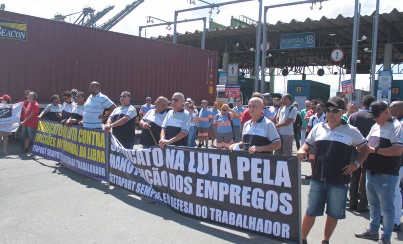 Os trabalhadores fizeram uma manifestação na porta da Libra Santos; fechamento da Libra pode resultar em 920 demissões