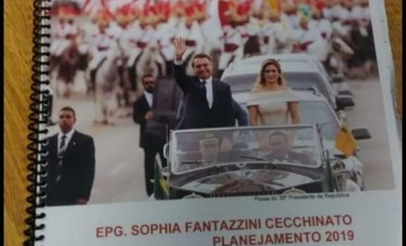 Professores da escola municipal Sophia Fantazzini Cecchinato, em Guarulhos, receberam apostila com capa do Bolsonaro 