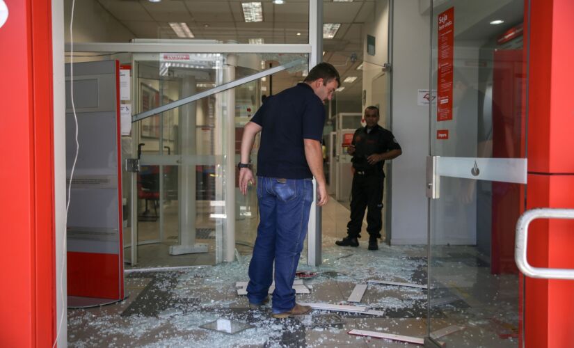 Movimentação de policiais e peritos em uma agência do Santander após o ataque em Guararema