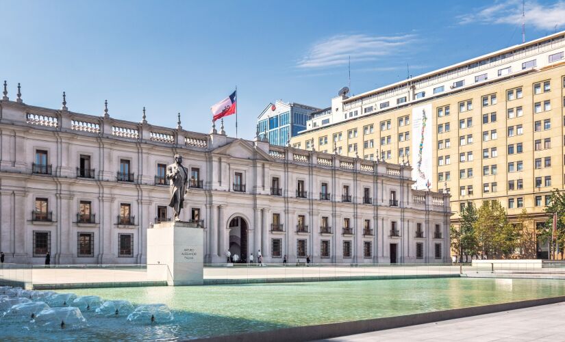 Palácio de La Moneda. 
O local é a sede da Presidência da República do Chile. Também abriga o Ministério do Interior, a Secretaria Geral da Presidência e a Secretaria Geral do Governo. La Moneda foi projetado originalmente para abrigar a Casa da Moeda