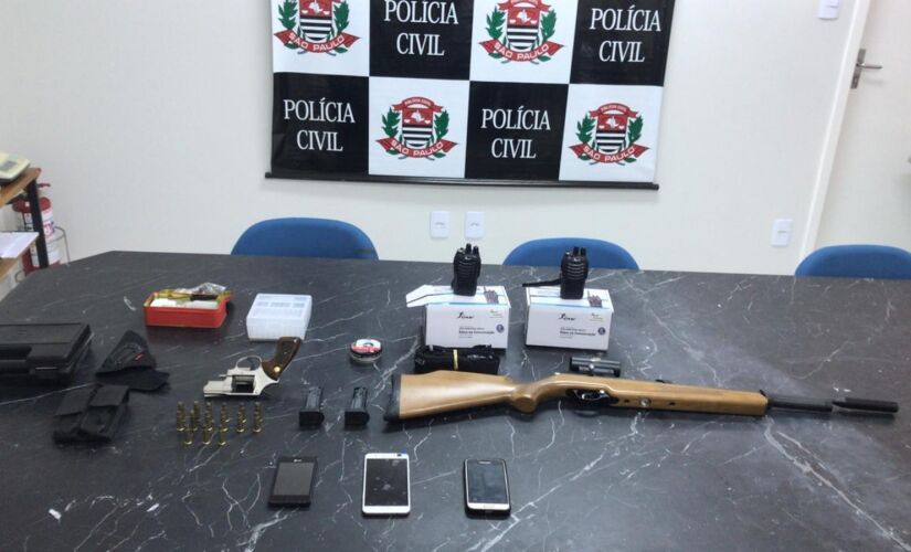 Policiais de Sorocaba ainda encontraram armas de fogo, celulares e outros equipamentos de comunicação com um dos presos