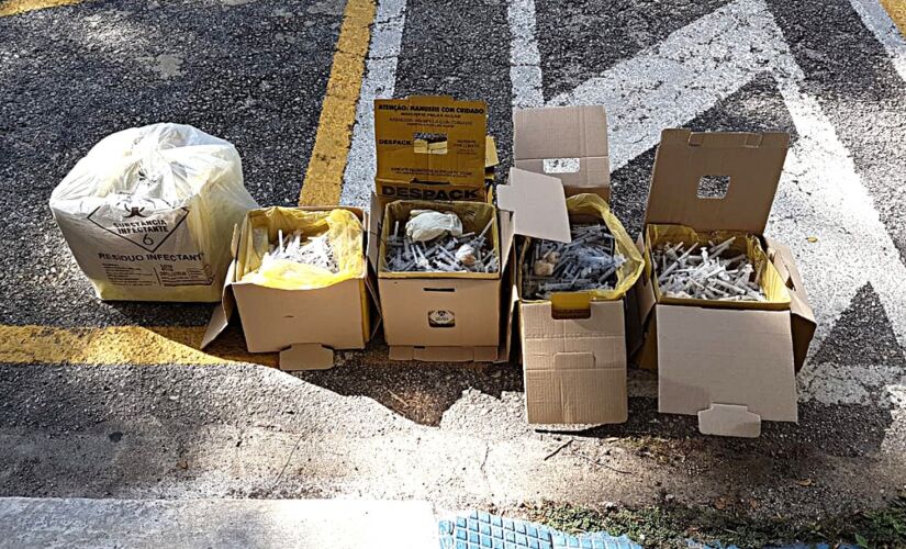 Cerca de 2.800 seringas com agulhas e ampolas de injetáveis usadas e descartadas irregularmente foram encontradas em Mairinque 