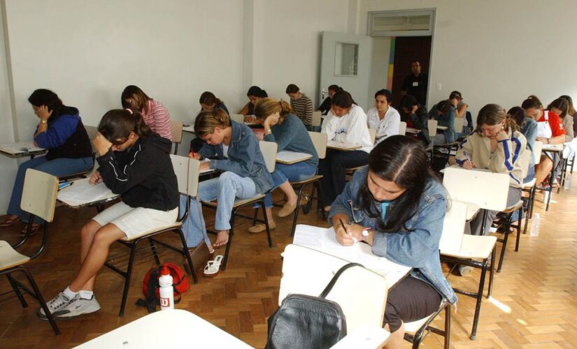 O estudante financiado interessado em renegociar a dívida com o Fies deverá apresentar-se na agência bancária onde firmou o contrato