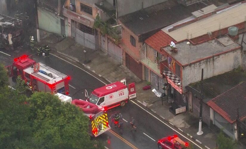 Motociclista morre após colisão; o coletivo pegou fogo, e equipes 
dos bombeiros tiveram de agir rapidamente para apagar o incêndio