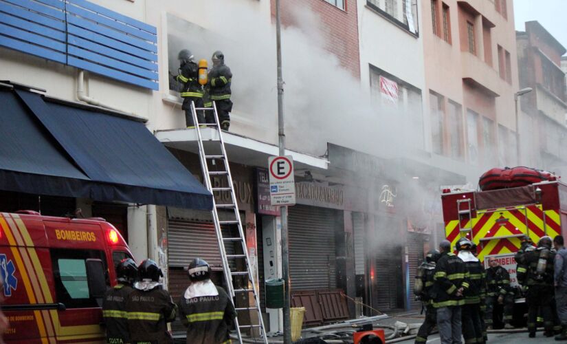 Seis equipes do Corpo de Bombeiros foram ao local e, às 6h50, 
o fogo já estava controlado em edifício da região central da cidade