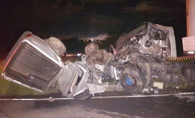 A caminhonete usada na fuga bateu de frente em uma carreta e capotou no km 192, numa alça de acesso ao anel viário de Piracicaba