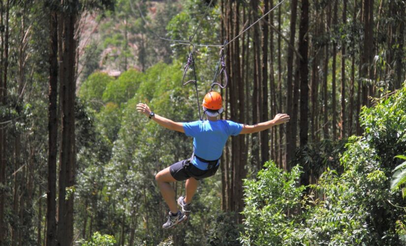 Tirolesa. 
A tirolesa da Fazenda Radical faz a travessia do vale com 360 graus de vista por meio de cabos de aço. Uma tirolesa tem 450 metros e outra 475 metros totalizando 925 metros de adrenalina a mais de 70 metros de altura.