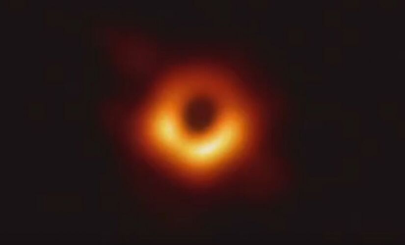 Imagens feitas de um buraco negro foram divulgadas ontem