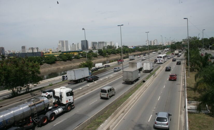 O governo já autorizou duas empresas a realizar estudos de viabilidade sobre a concessão das vias