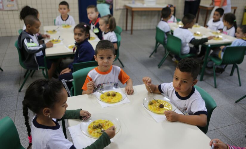 A sugestão é a de privilegiar pequenos agricultores; há 280 mil crianças em creches conveniadas