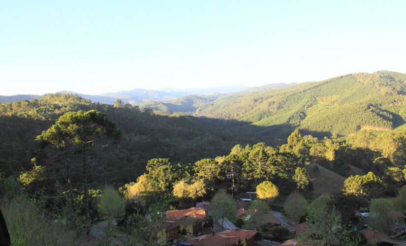 Monte Verde atrai turistas que buscam por dias de tranquilidade e diversão; com ar puro do interior, o distrito leva aventura para seus visitantes e também a tradicional gastronomia mineira