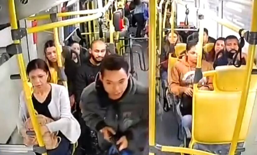  Vídeo mostra o momento em que um homem anuncia o assalto