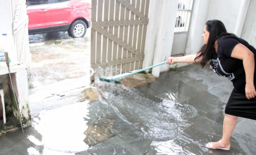 Moradora diz que mesmo tirando a água com o rodo, ela volta