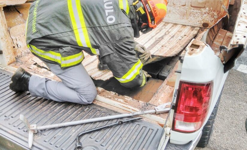 Bombeiros serraram a carroceria da caminhonete e apreenderam mais de 152 quilos de pasta base de cocaína em rodovia de Itu
