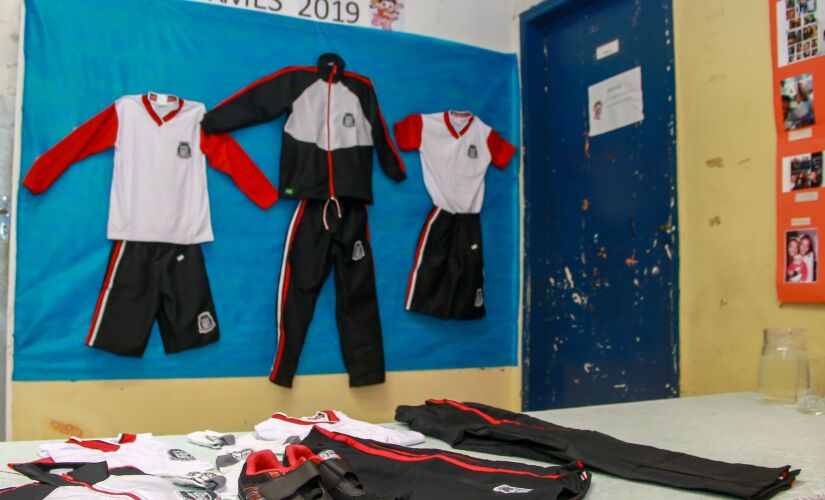 Kits são compostos por jaqueta,calça escolar, bermudas, meia, tênis, camisetas, entre outros itens 