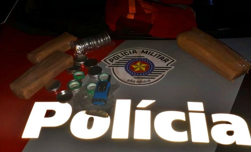 Policiais encontraram um rádio comunicador e dentro da 
mochila tinham três tijolos de maconha pesando cerca de 3,5 kg