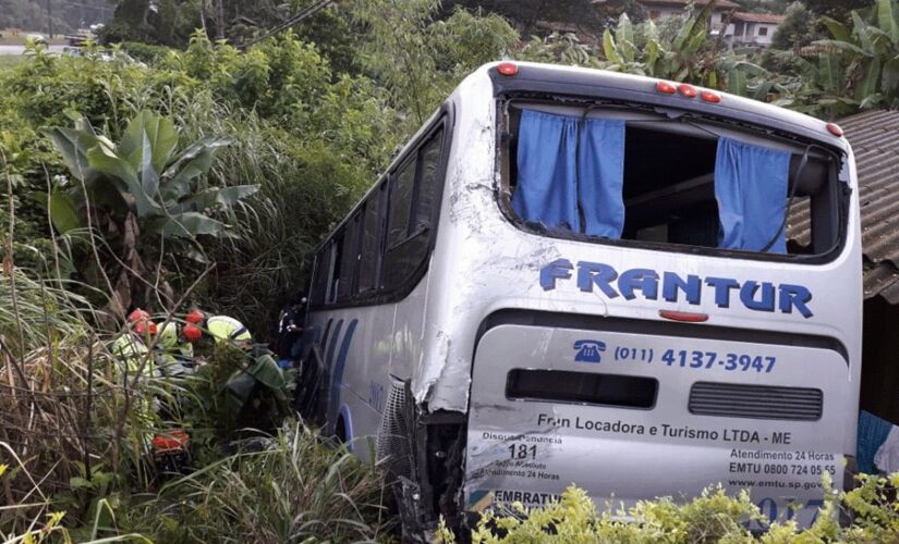 Acidente entre ônibus e caminhão deixou 20 feridos em São Lourenço da Serra; colisão aconteceu ontem na Régis Bittencourt