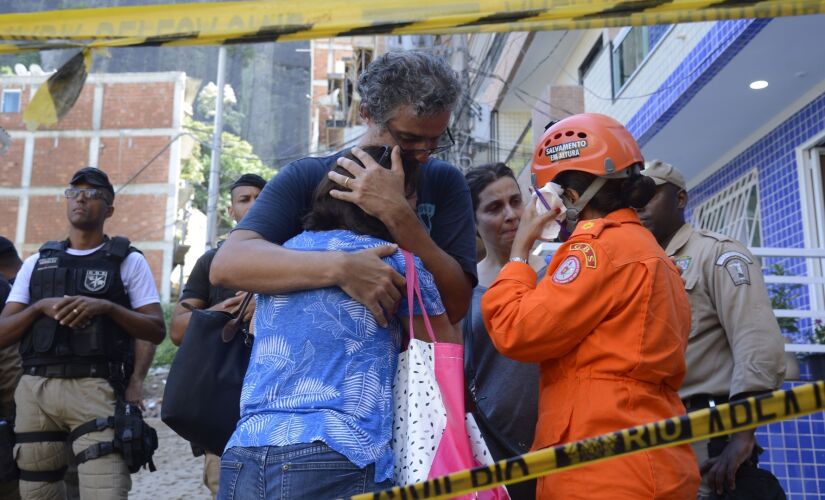 Os bombeiros acreditam que ainda existam 13 desaparecidos nos escombros; familiares das vítimas foram consoladas 