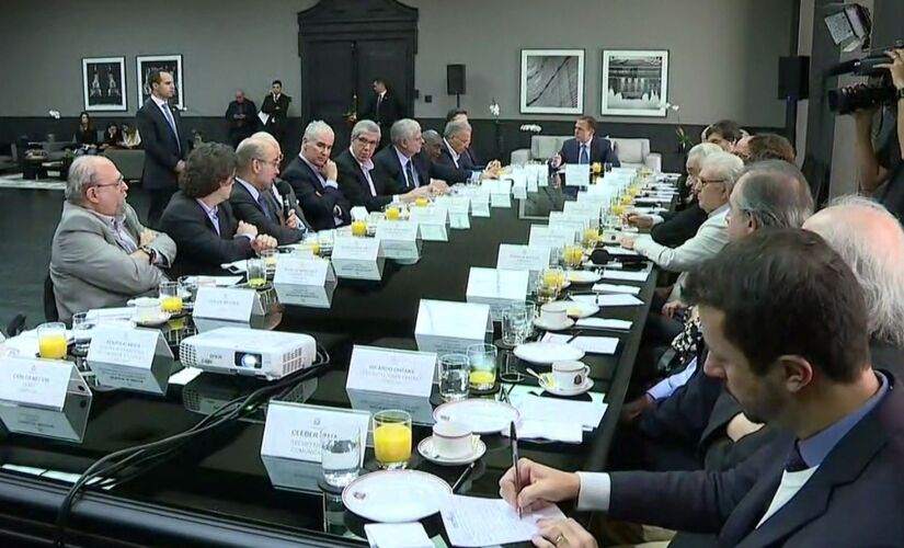 O governador João Doria (PSDB) junto com os novos membros do Conselho nesta segunda-feira 