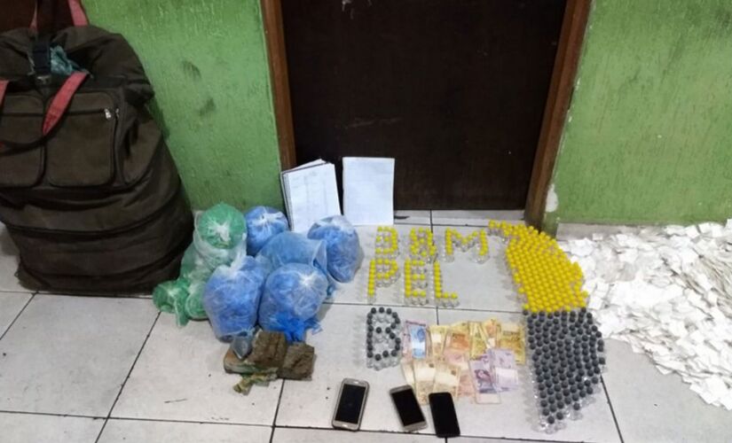 PM encontra 12 mil papelotes de cocaína e 7 mil pedras de 
crack em mala abandonada na avenida Jacu Pêssego