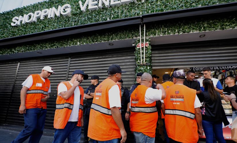 Fiscalização em shopping na Paulista; vários comerciantes já tinha sido autuados em outros locais