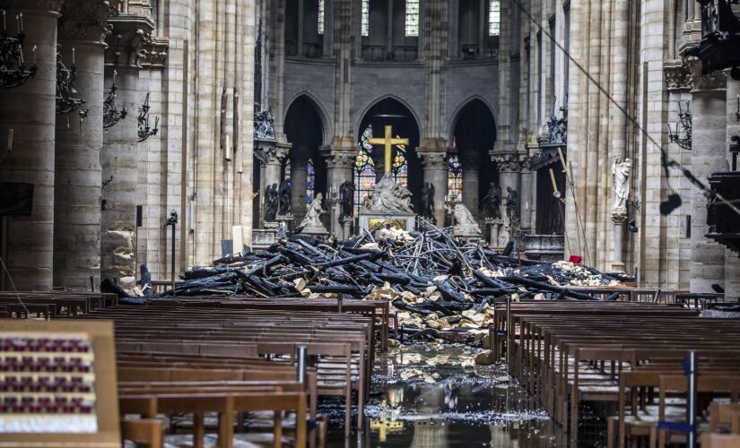 A catedral de Notre-Dame, em Paris, foi gravemente desfigurada por um incêndio; os fogos atingiram a igreja na segunda-feira 