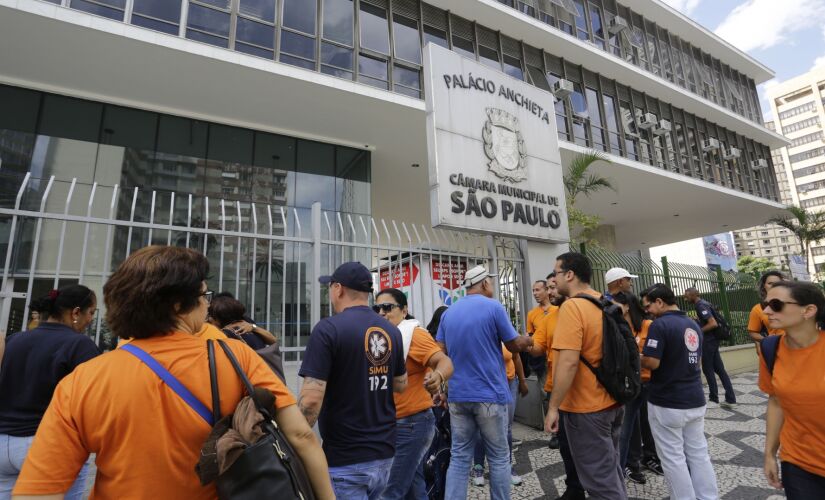 Funcionários do Samu protestaram em frente à Câmara Municipal