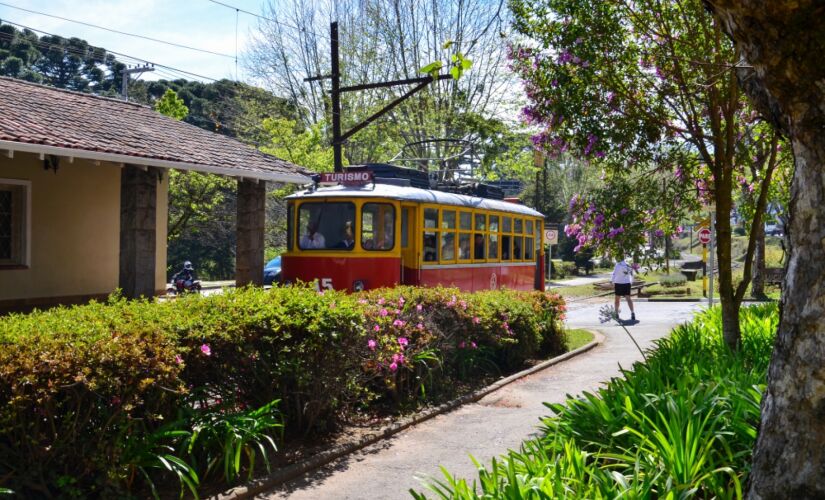 Bonde Turístico
O tour dura em torno de 50 minutos e o trajeto que o Bondinho Turístico percorre é da Estação Emílio Ribas até o Portal de Entrada da cidade. Ingresso: R$ 15, por pessoa, crianças de até 5 anos não pagam. Horário de funcionamento: das 10h 