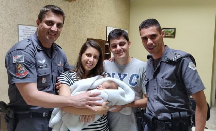 Policiais que salvaram bebê engasgado reencontram família 