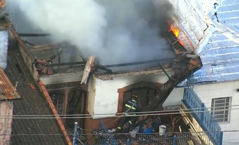 Casa na rua Rodovalho Júnior, na Penha, atingida por incêndio; ninguém ficou ferido e as causas do incêndio serão investigadas 