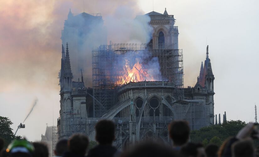 
 Inc&ecirc;ndio atingiu a Catedral de Notre Dame, no centro de Paris, na Fran&ccedil;a 