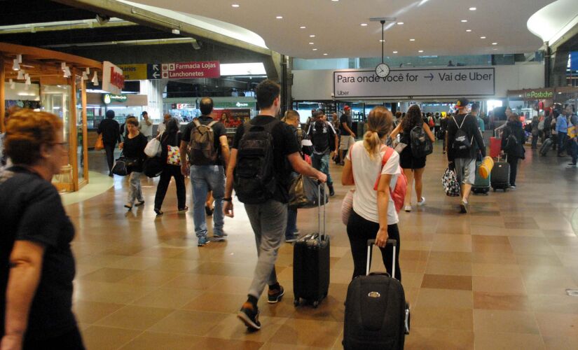 Movimentação na rodoviária do Tietê, em SP, na manhã de quinta-feira, na saída para o feriado