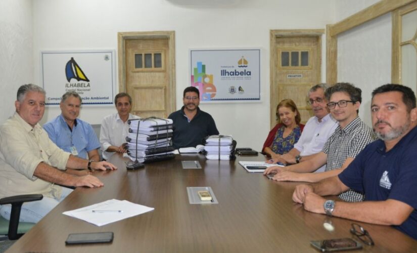 Prefeito de Ilhabela, Márcio Tenório (ao centro), em encontro 
com representantes da Sabesp na última terça-feira