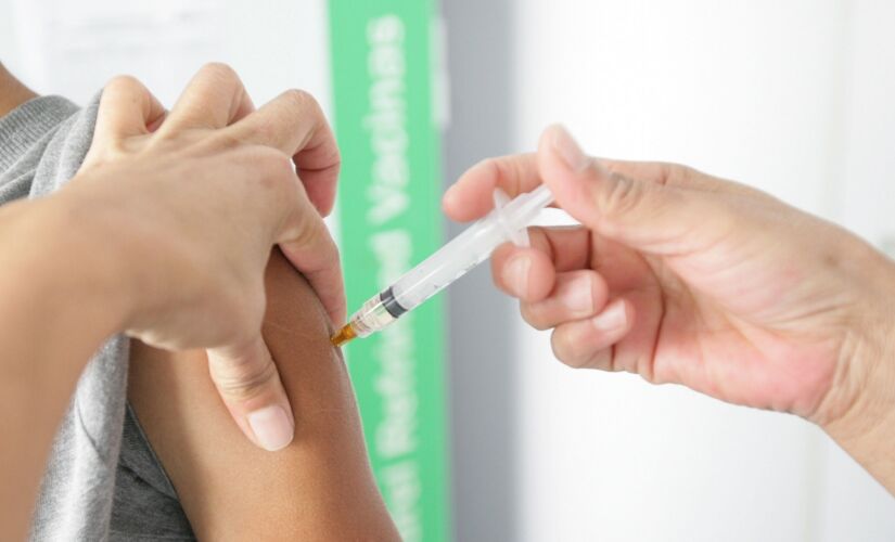 Todas as unidades de saúde da cidade estão aplicando as doses de segunda a sexta-feira, das 7h às 16h