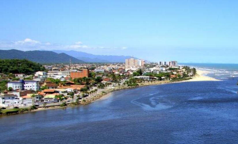 A cidade, de 100.496 habitantes, segundo o IBGE, e belas praias, é uma das estâncias turísticas paulistas
