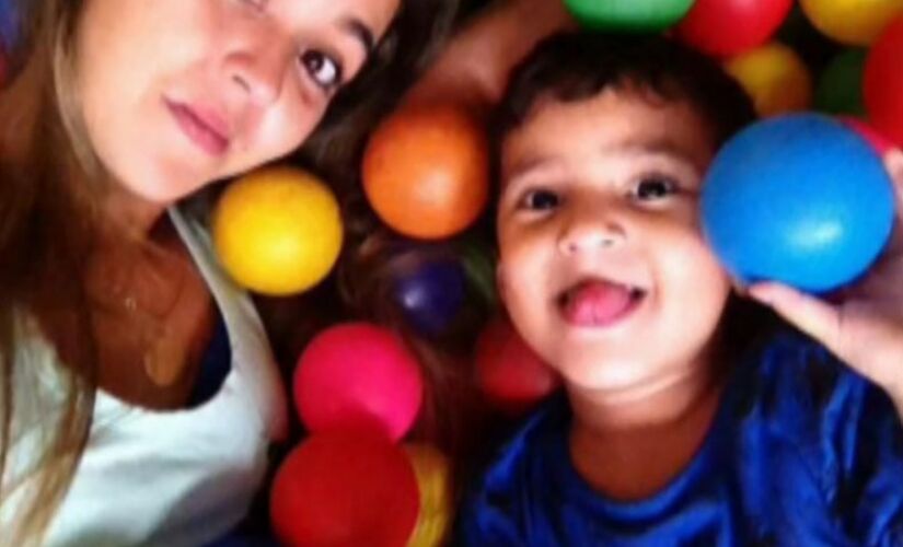 Leandro dos Santos ao lado da mãe Thayane dos Santos Silva, que está internada em estado grave