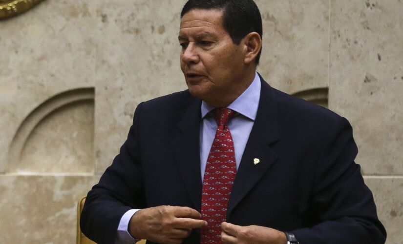 Vice-presidente da República, o general Hamilton Mourão, rebateu as críticas feitas à classe militar pelo escritor