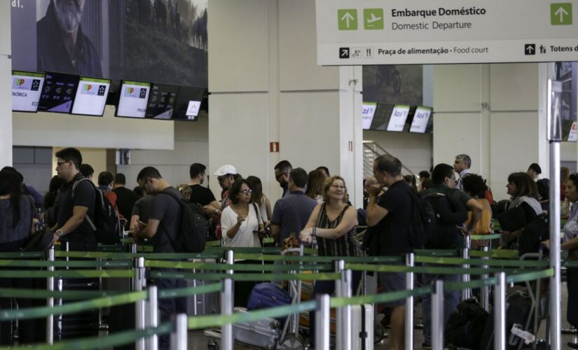 Movimento de passageiros no Aeroporto Internacional Juscelino Kubitschek.